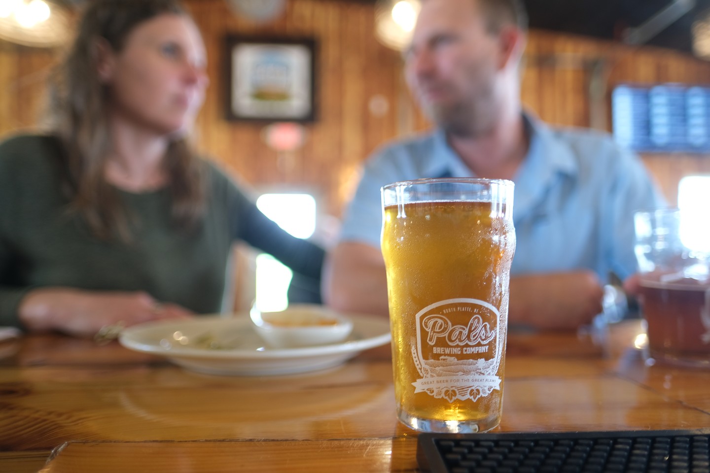 A couple sips craft beer from Pals Brewing