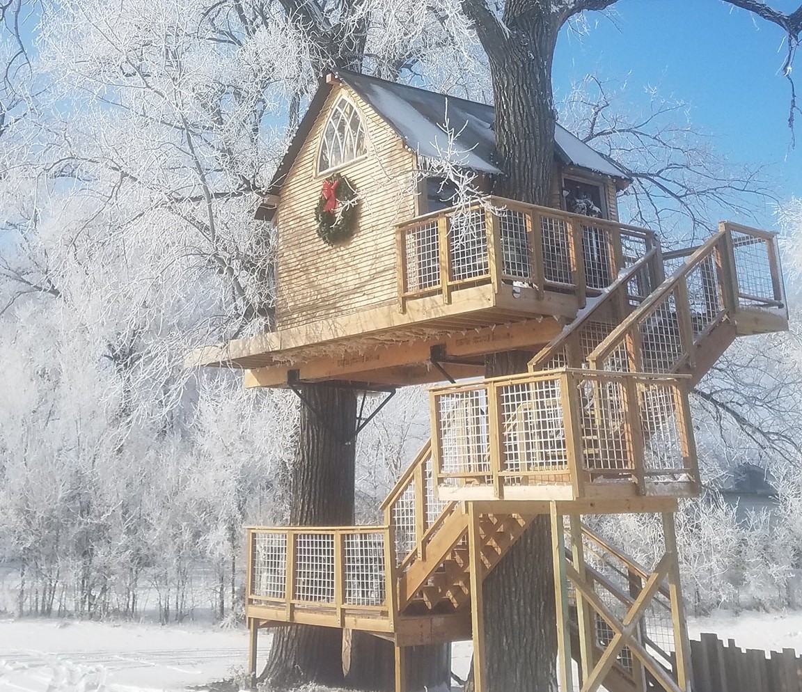 Kottage Knechtion treehouse in the snow.